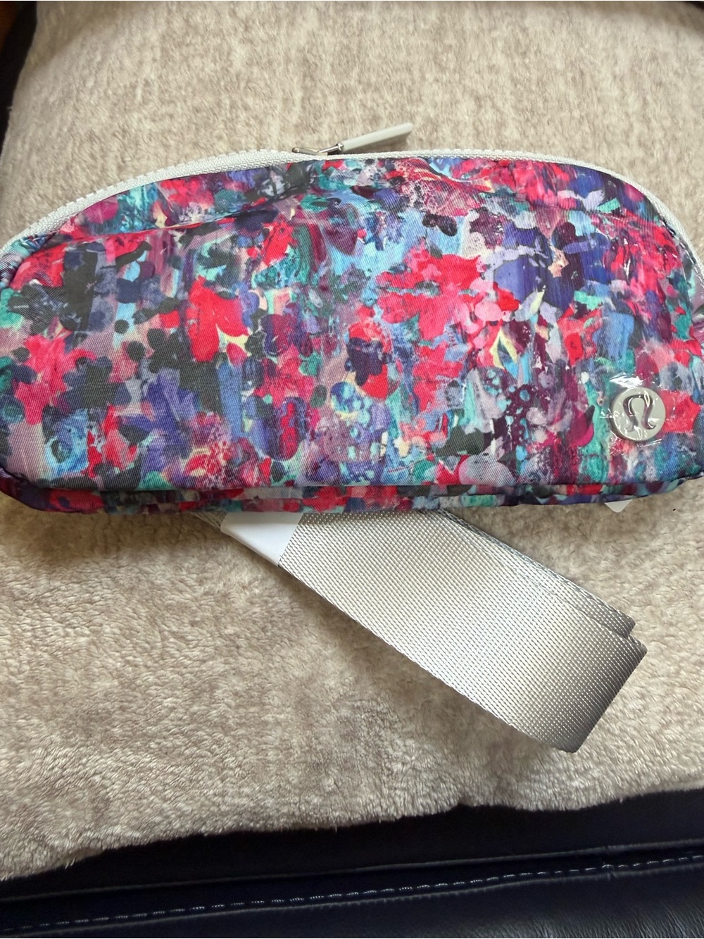 NWT Lululemon Everywhere Belt Bag
Multicolor Floral /Vapor